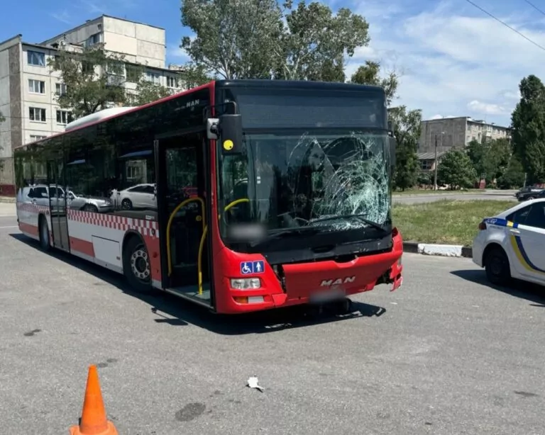 У Харкові автобус зіткнувся з електросамокатом: загинув чоловік