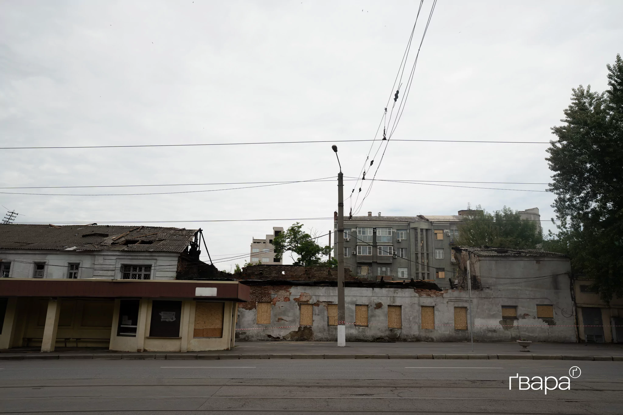 зображення до посту: Наслідки нічного обстрілу Новобаварського району Харкова — фото
