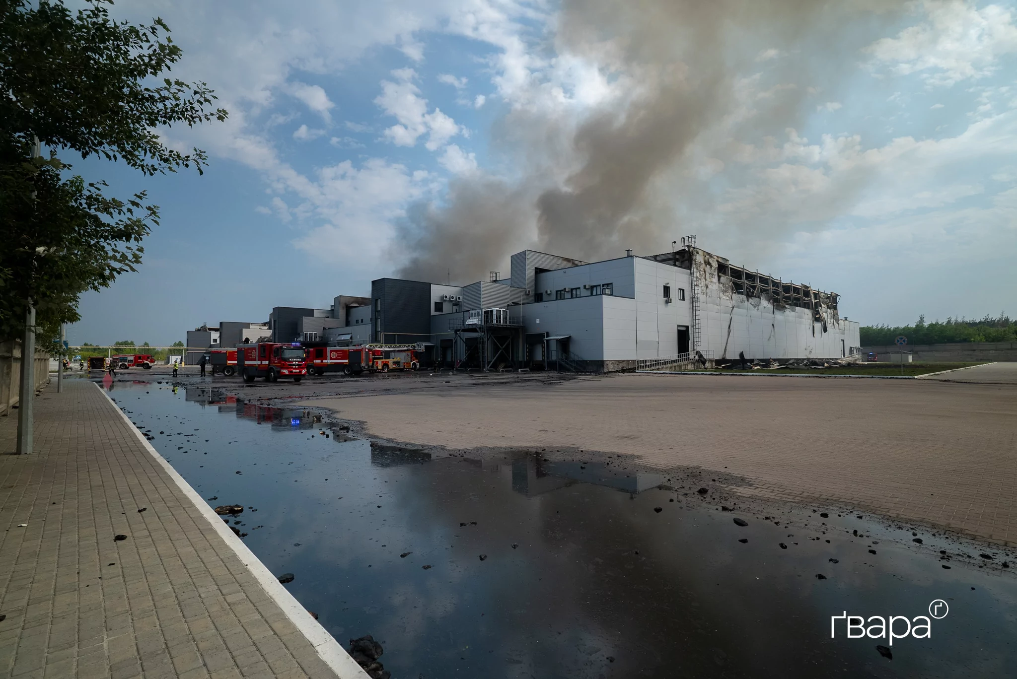 зображення до посту: Наслідки російського удару по логістичному підприємству у селищі Васищеве — фото