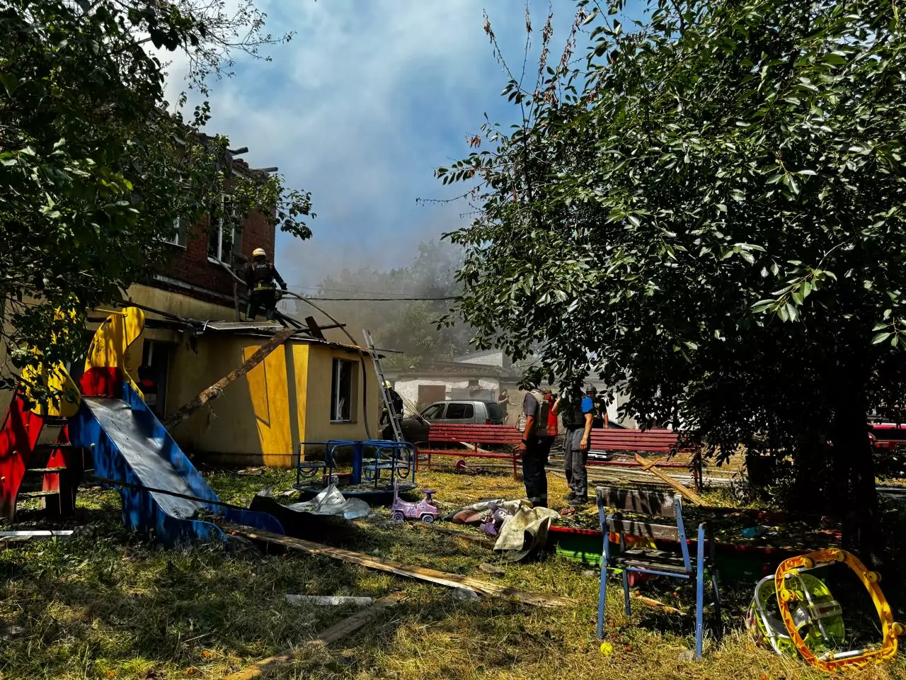 Rescuers putting out fire in Kholodnohirskyi district of Kharkiv after Russian drone attack / Photo: Vika Mankovska, Gwara Media