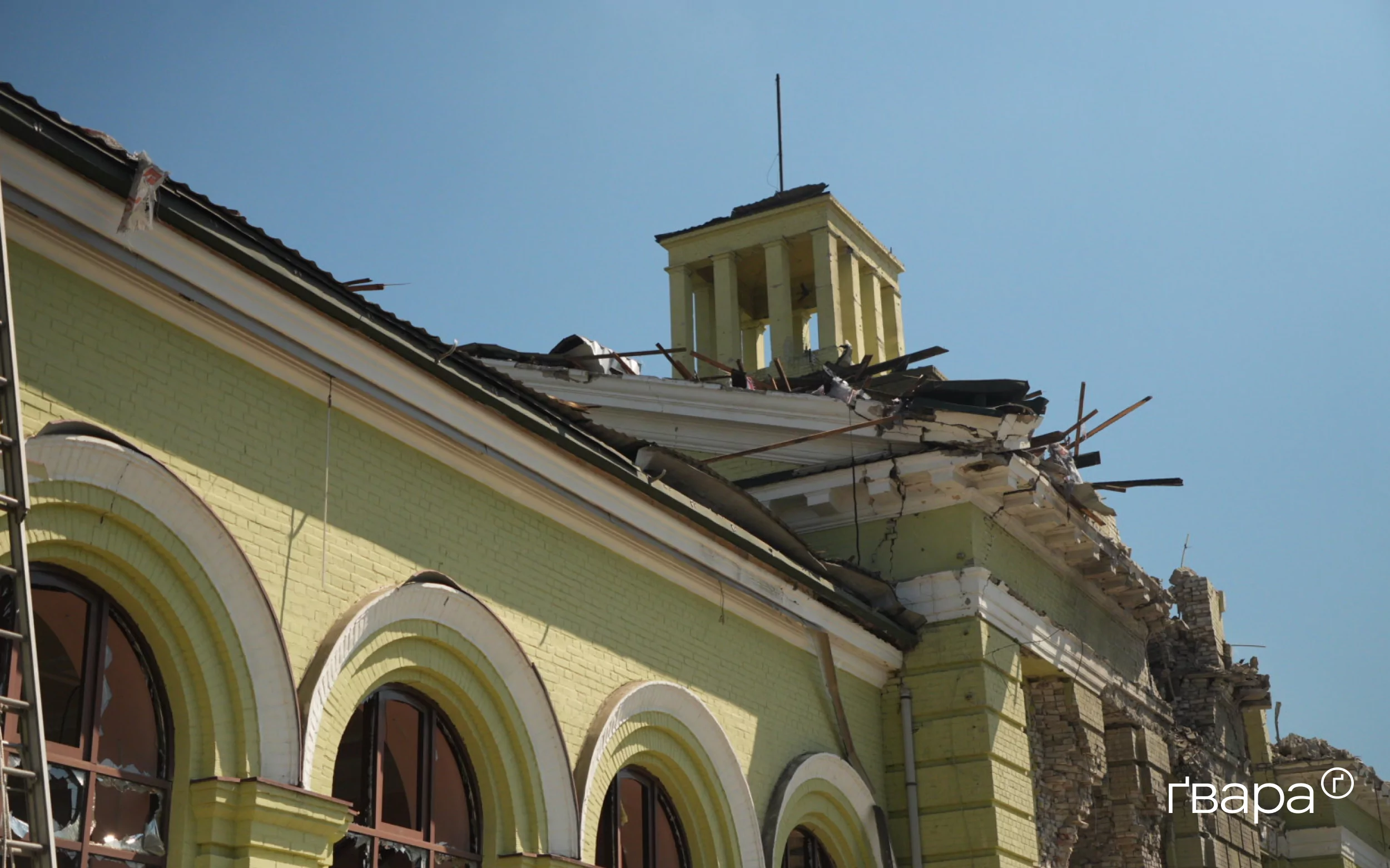 зображення до посту: На Лозівському залізничному вокзалі розбирають завали, спричинені обстрілами — фото