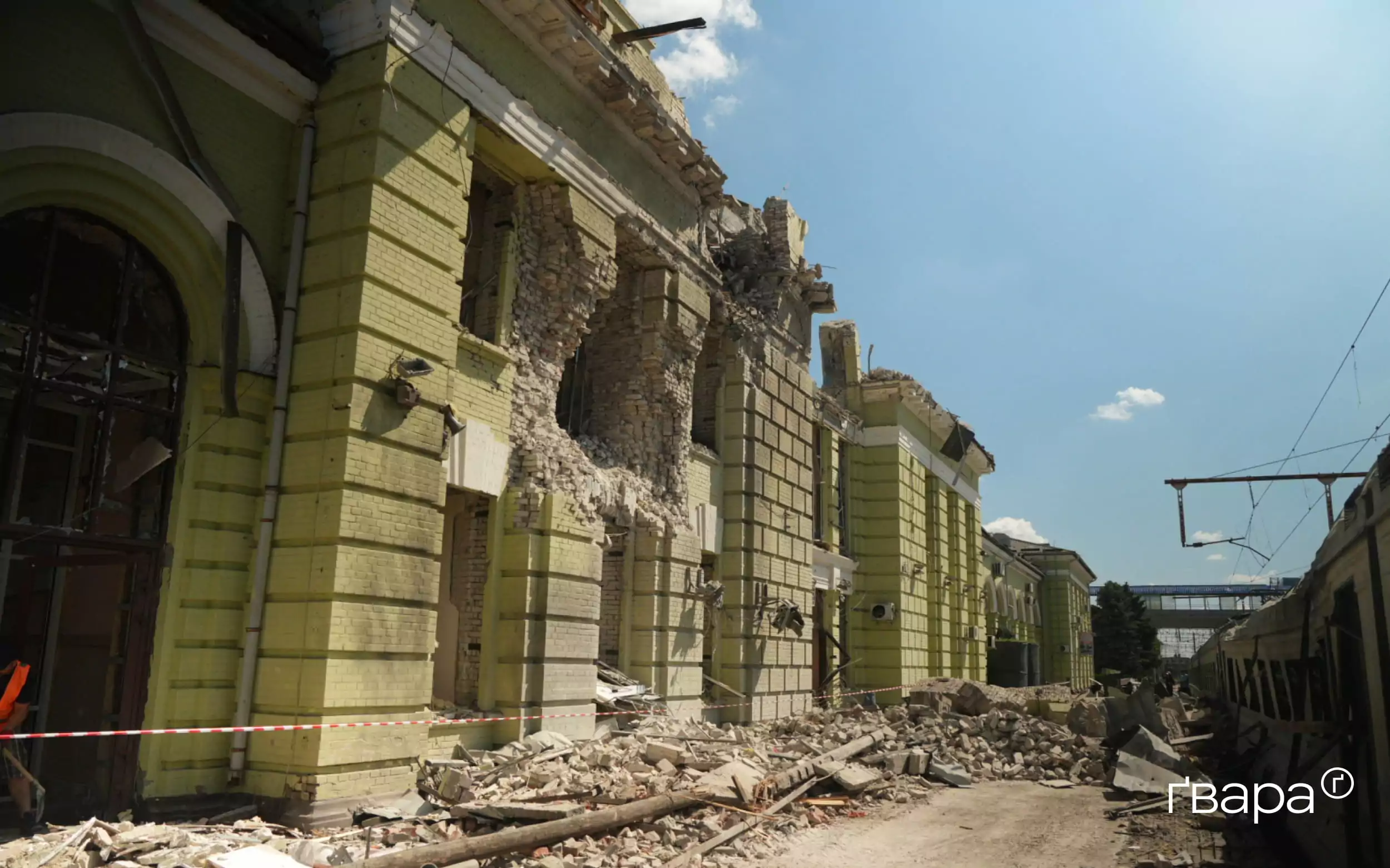 зображення до посту: На Лозівському залізничному вокзалі розбирають завали, спричинені обстрілами — фото