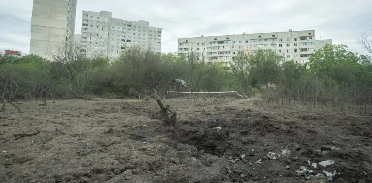 Як виглядає місце ракетного удару в Індустріальному районі Харкова — фото