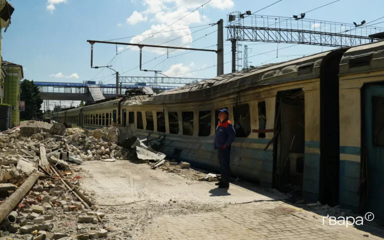 Росіяни вдарили по залізничній станції в Лозовій: двоє людей загинули