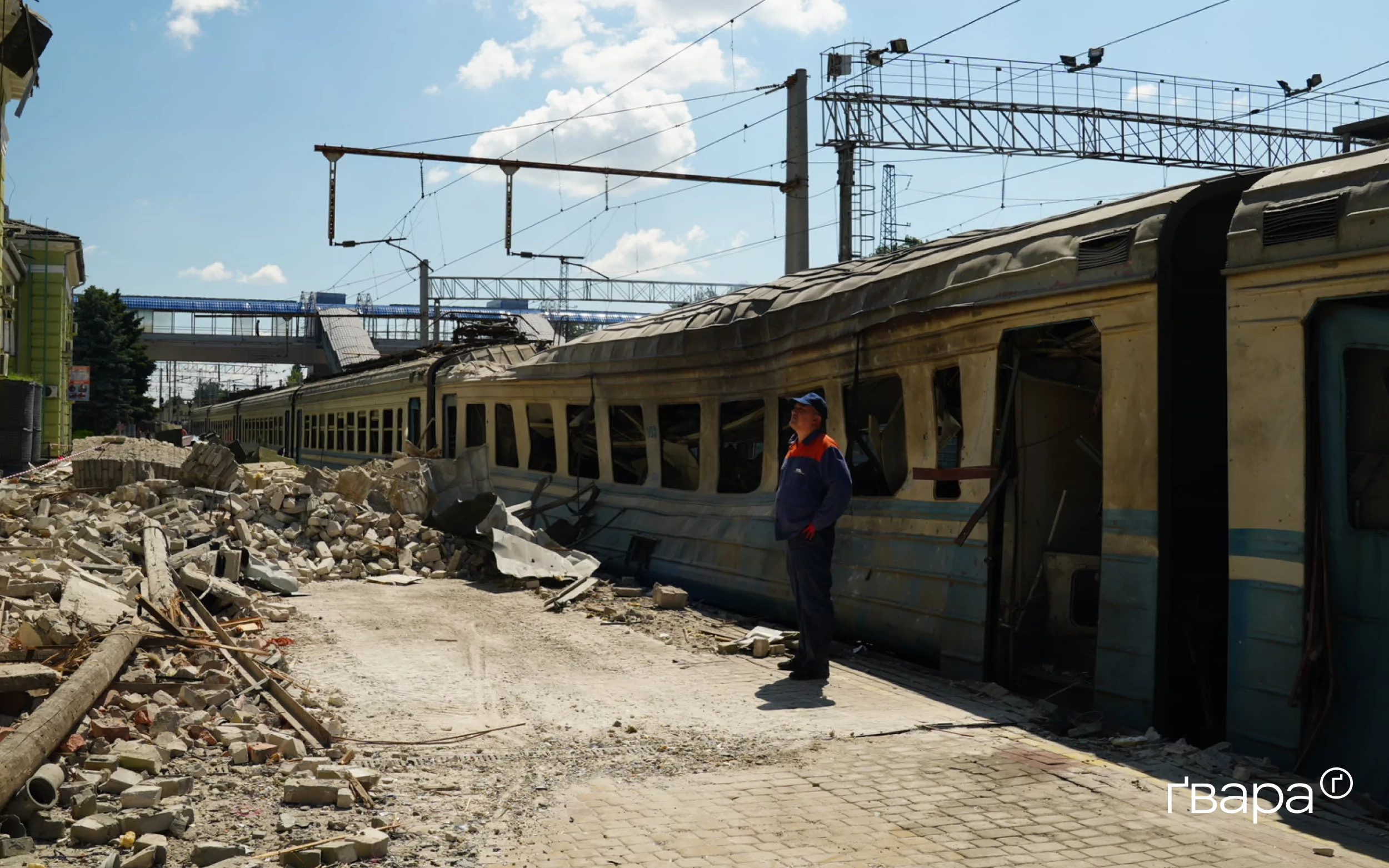 зображення до посту: На Лозівському залізничному вокзалі розбирають завали, спричинені обстрілами — фото