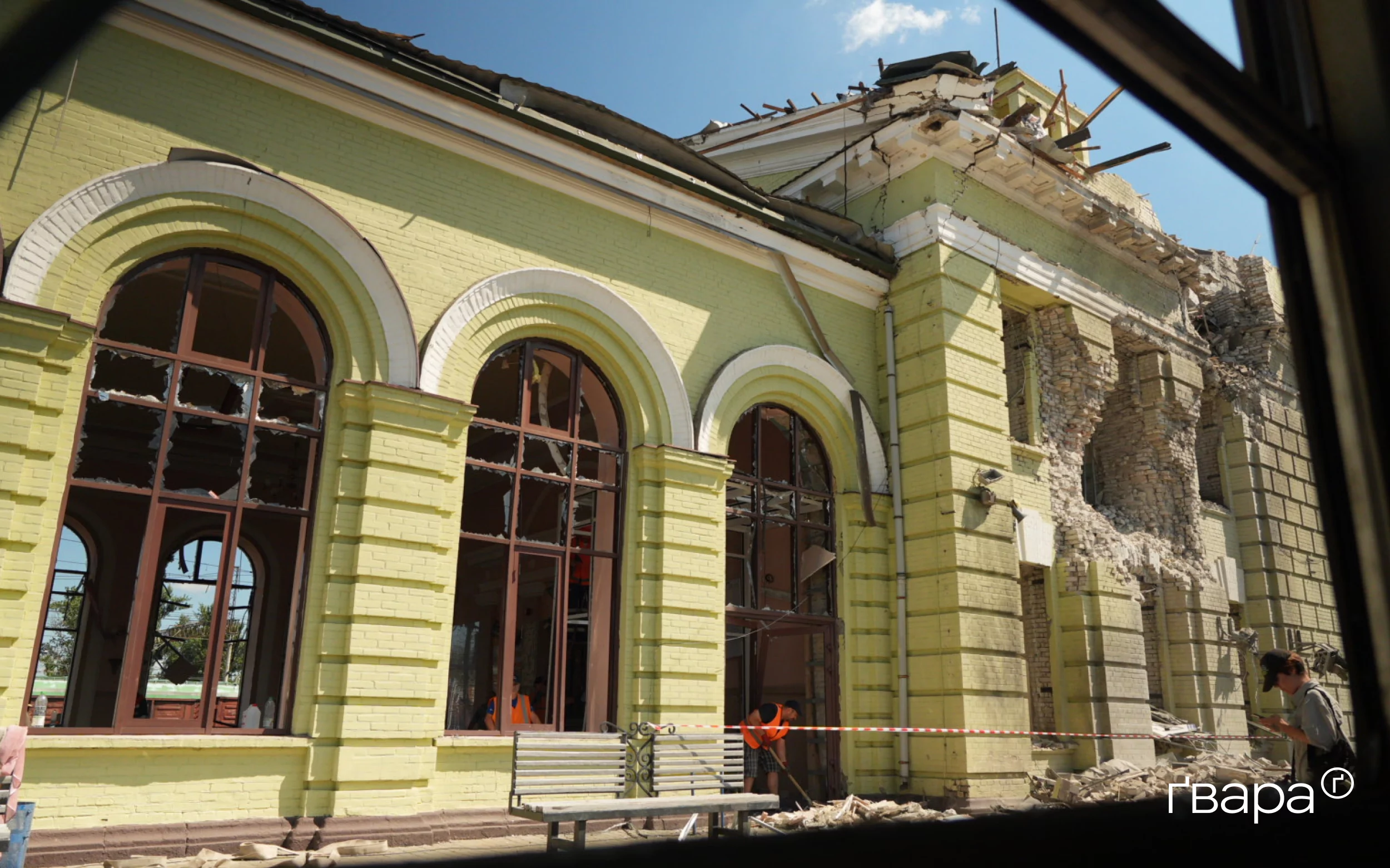 зображення до посту: На Лозівському залізничному вокзалі розбирають завали, спричинені обстрілами — фото