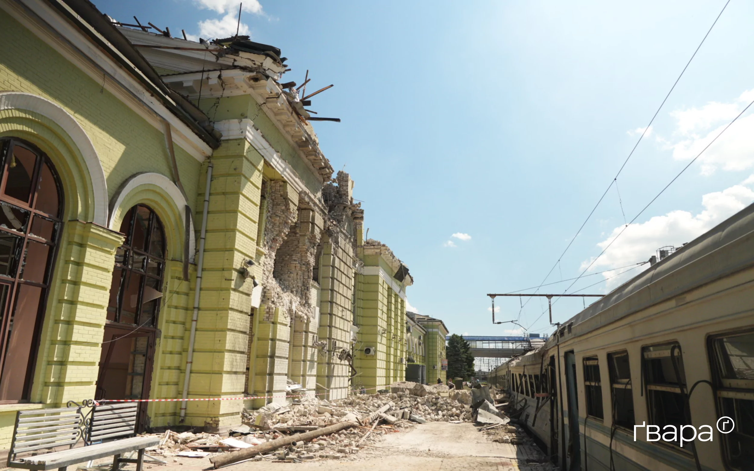 зображення до посту: На Лозівському залізничному вокзалі розбирають завали, спричинені обстрілами — фото