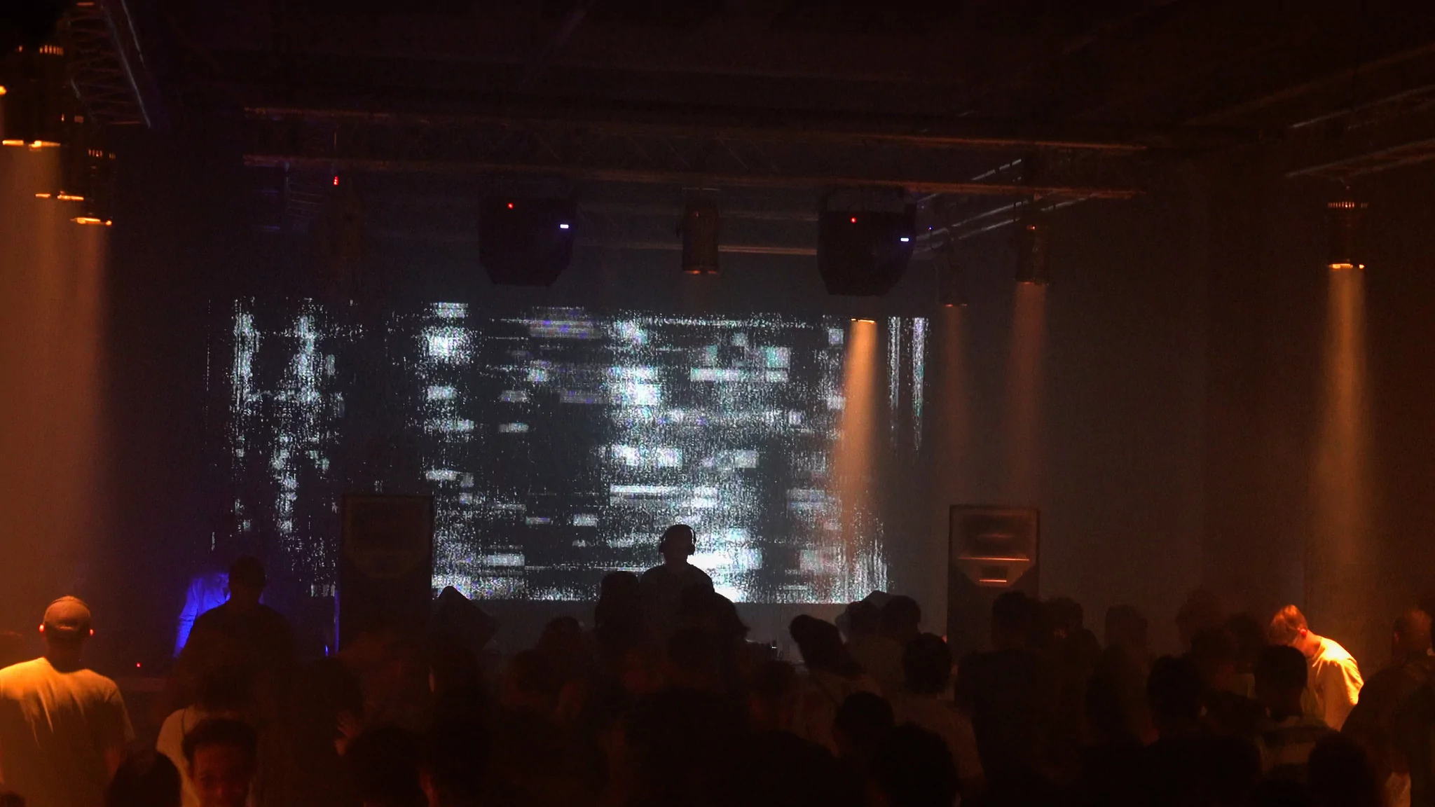 People at the rave / Photo: Some People