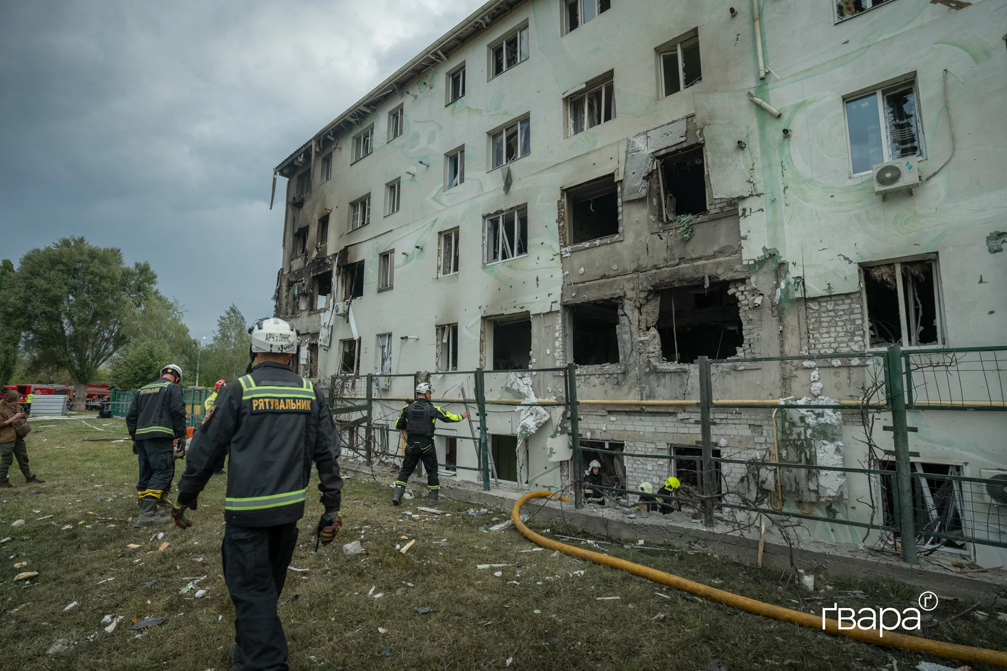 зображення до посту: «Загинула ціла родина»: Наслідки обстрілу багатоповерхівки в Індустріальному районі — фото