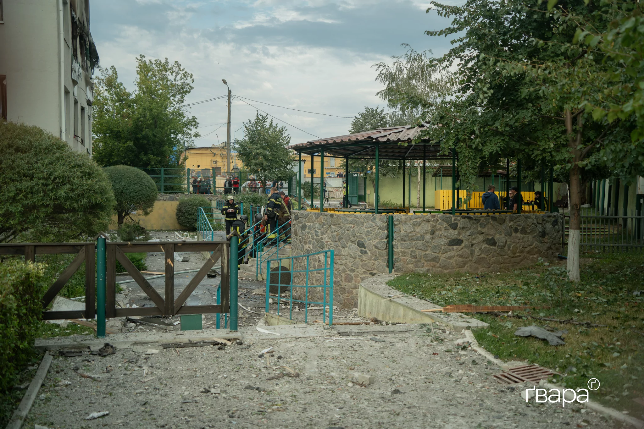 зображення до посту: «Загинула ціла родина»: Наслідки обстрілу багатоповерхівки в Індустріальному районі — фото