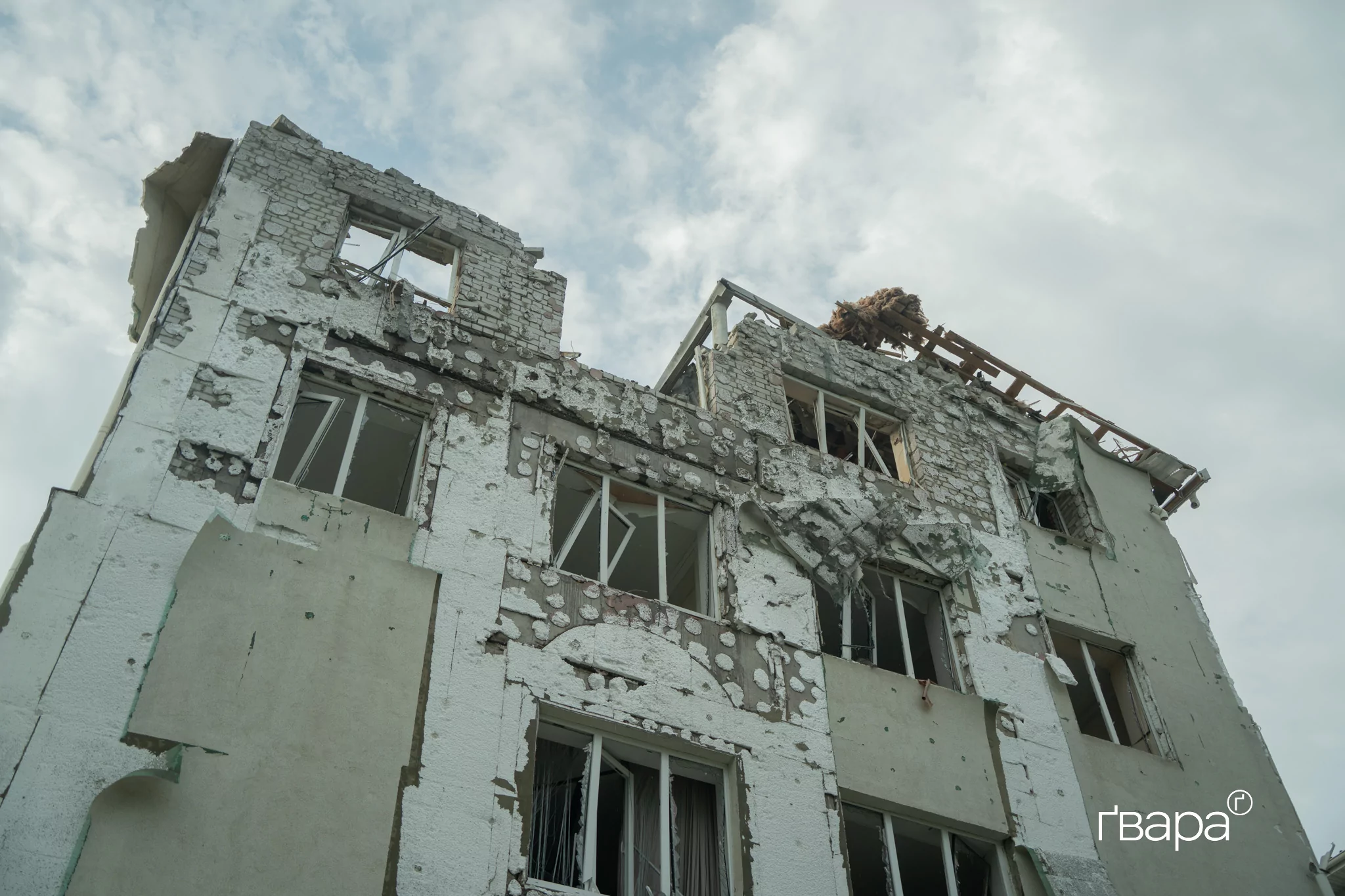 зображення до посту: «Загинула ціла родина»: Наслідки обстрілу багатоповерхівки в Індустріальному районі — фото