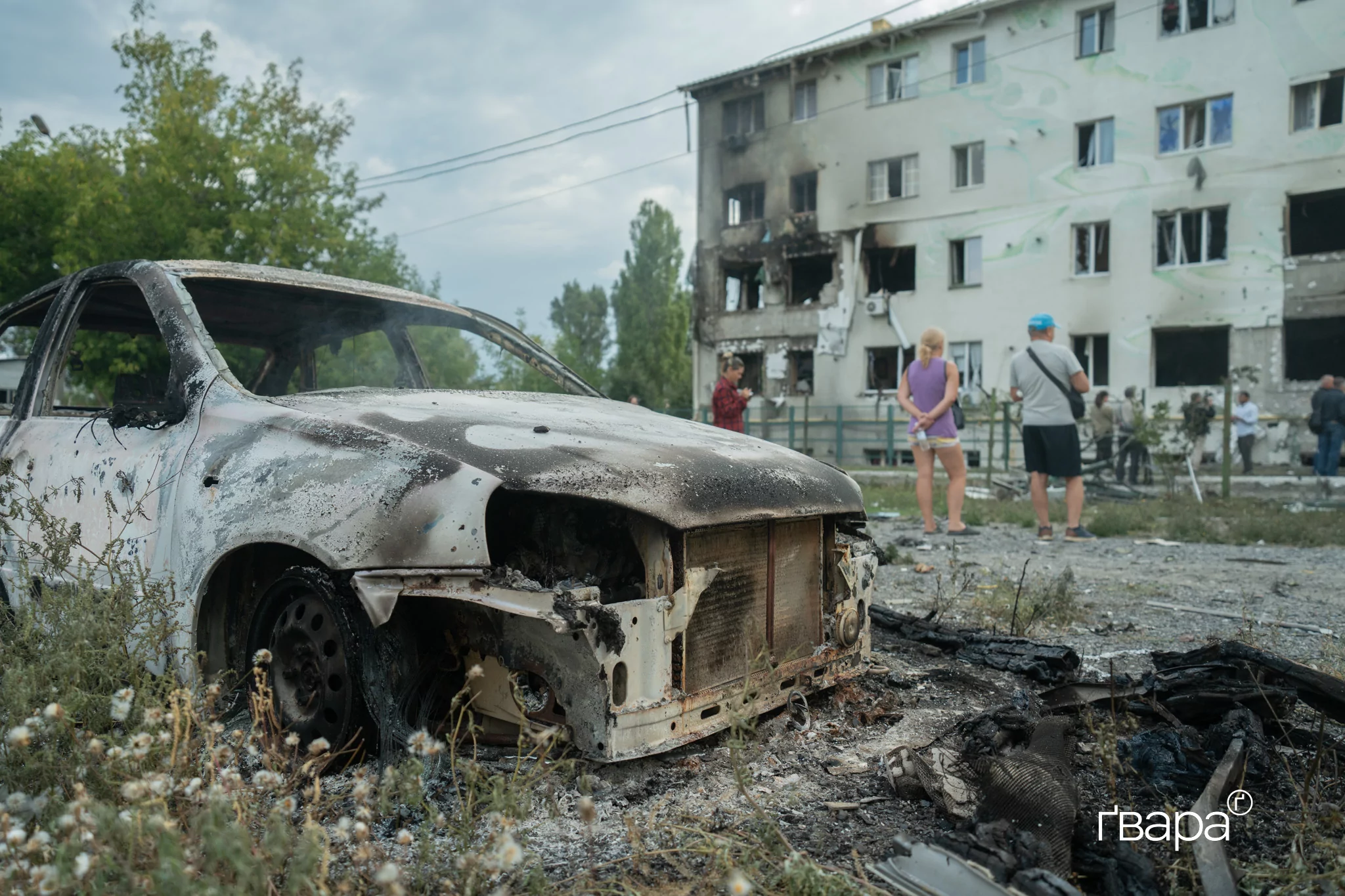 зображення до посту: «Загинула ціла родина»: Наслідки обстрілу багатоповерхівки в Індустріальному районі — фото