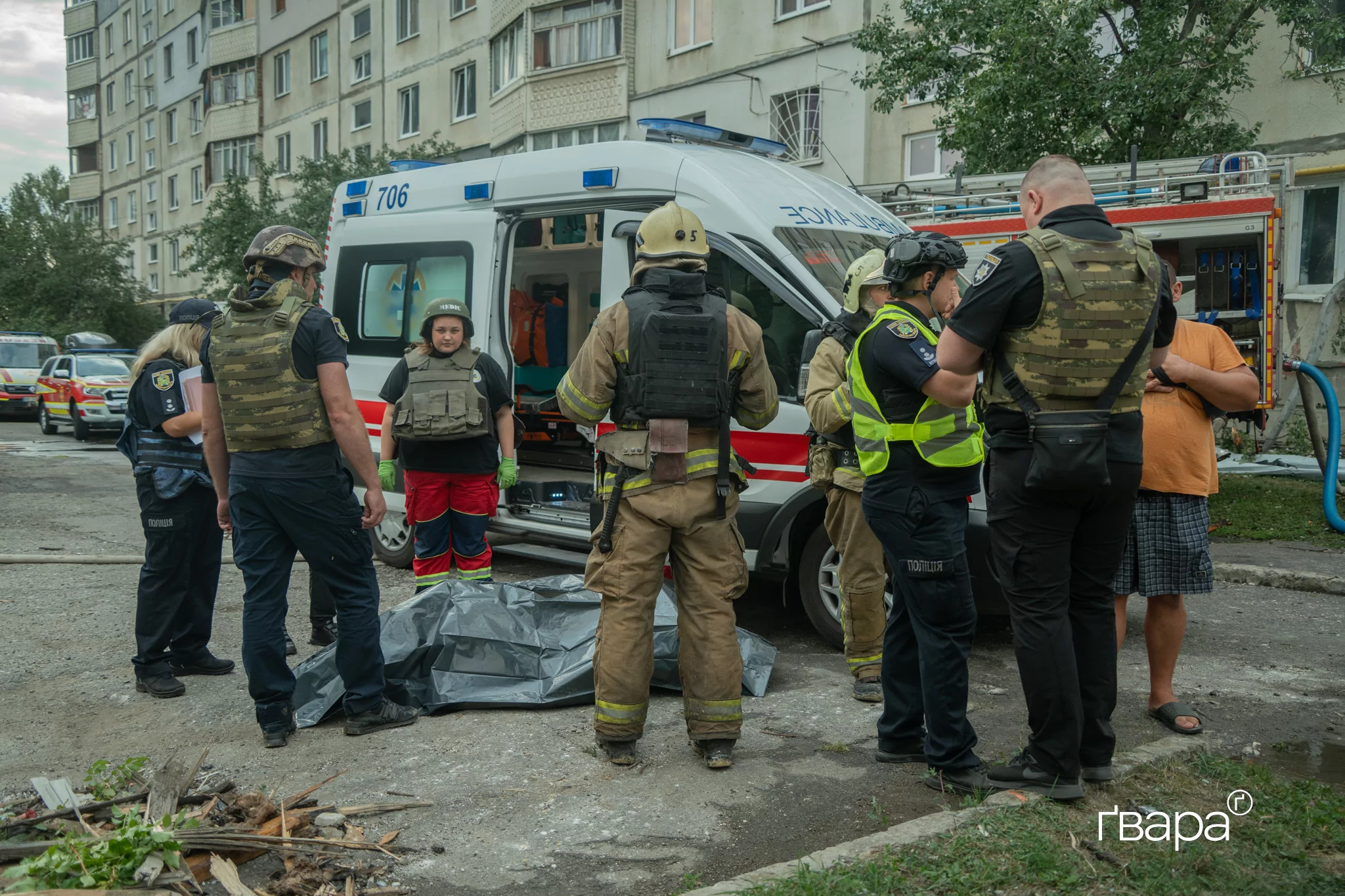 зображення до посту: «Загинула ціла родина»: Наслідки обстрілу багатоповерхівки в Індустріальному районі — фото