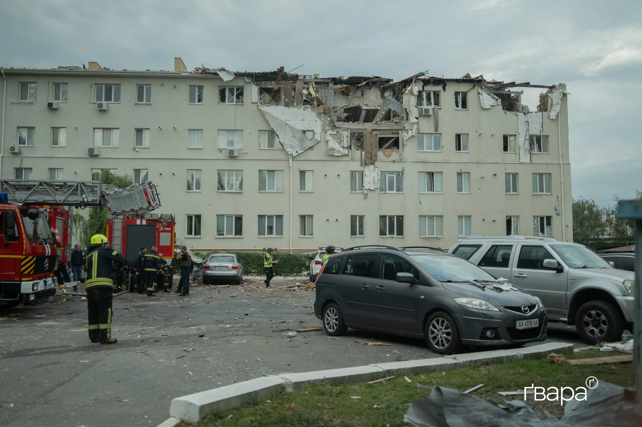 зображення до посту: «Загинула ціла родина»: Наслідки обстрілу багатоповерхівки в Індустріальному районі — фото