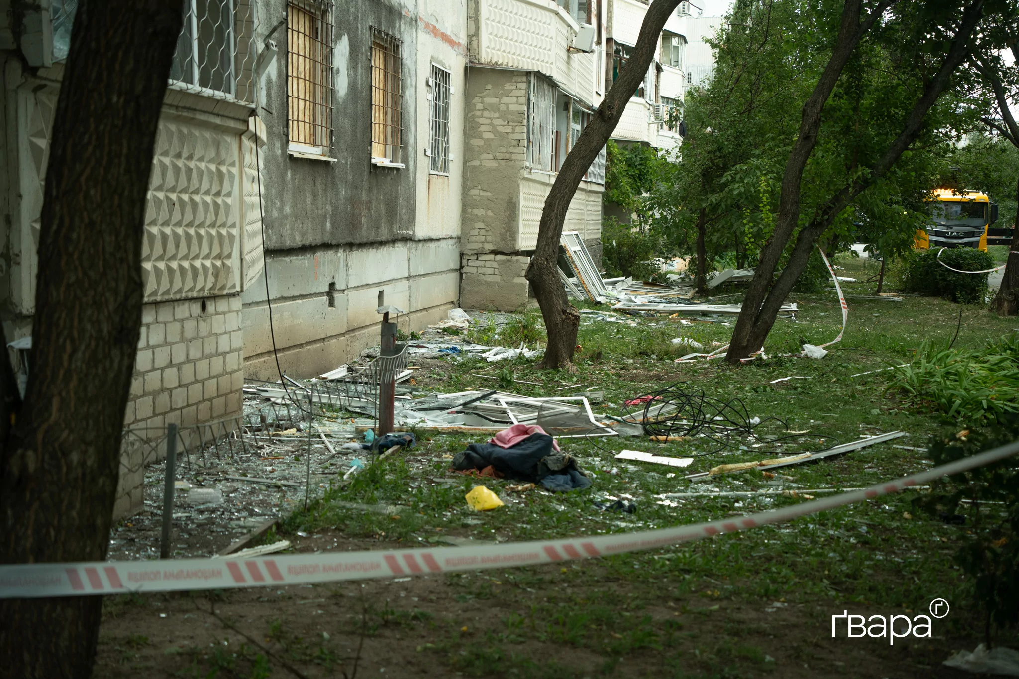 зображення до посту: Як виглядає місце ракетного удару в Індустріальному районі Харкова — фото