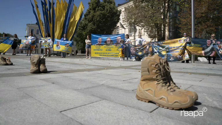 «Пам’ятати про чужих рідних»: у Харкові створили інсталяцію до Дня зниклих безвісти — фото