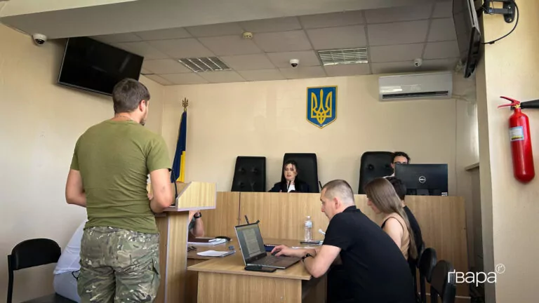 Адвокатка у справі про побиття вчителя працівником ТЦК звинуватила двох свідків у неправдивих показаннях
