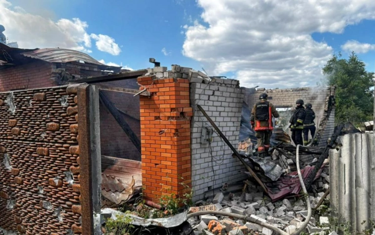 Рятувальники Харківщини показали наслідки російського обстрілу прикордонного села