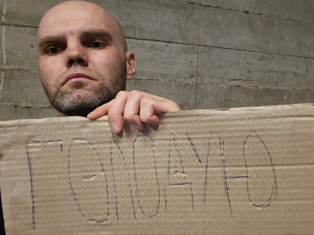 Ukrainian detained at Georgia-Russia border with a banner for a hunger strike