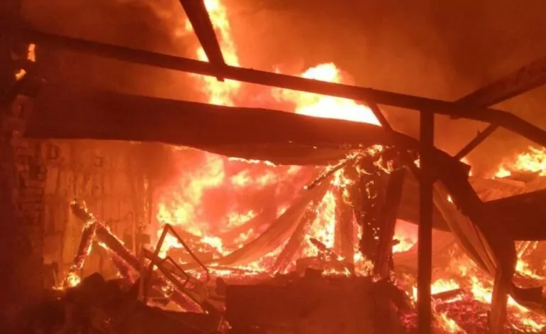 РФ вдарила дроном по підприємству у Харкові: є постраждалі, сталася пожежа