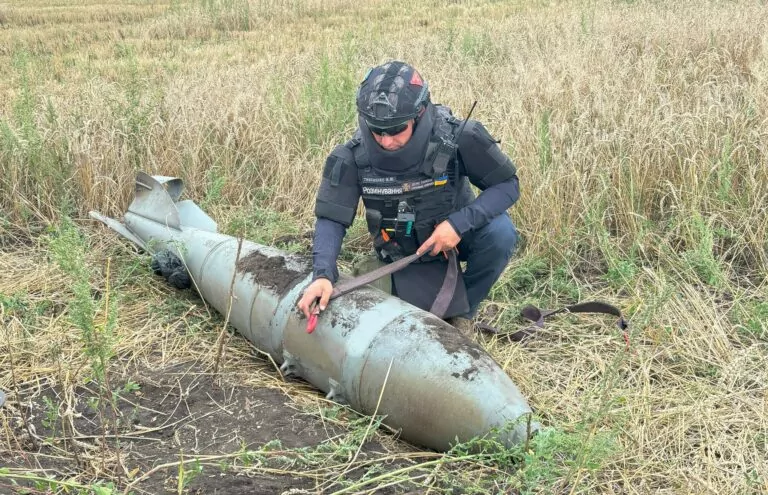 Аграрії виявили нездетоновану авіабомбу під час робіт на Харківщині