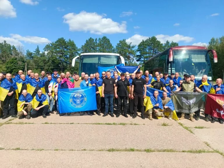 Україна звільнила ще 84 цивільних та військових з російського полону
