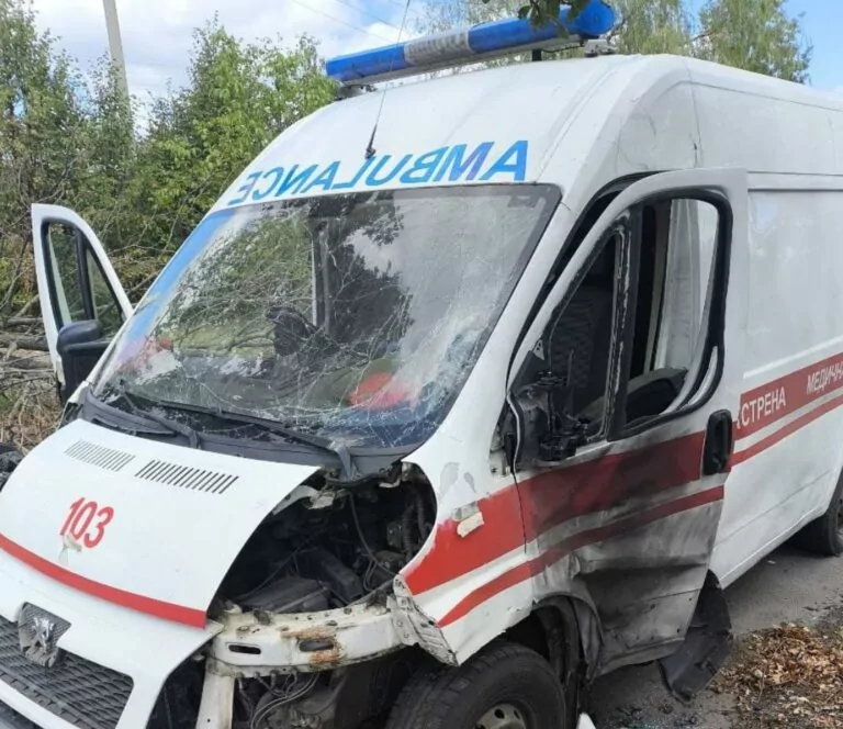 У Куп’янському районі дрон влучив в автівку «швидкої»: постраждали медпрацівники 