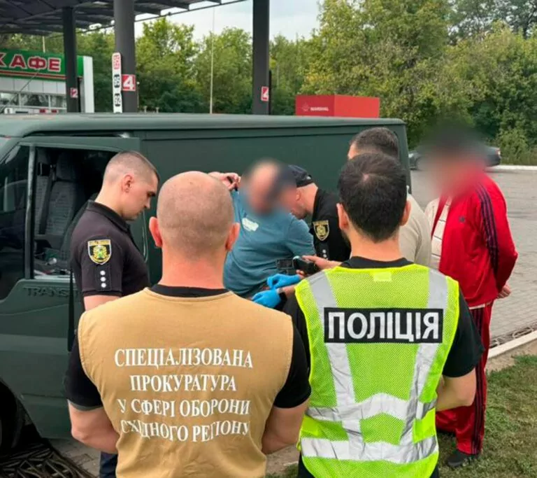 На Харківщині затримали військового посадовця за хабар у 2500 доларів США