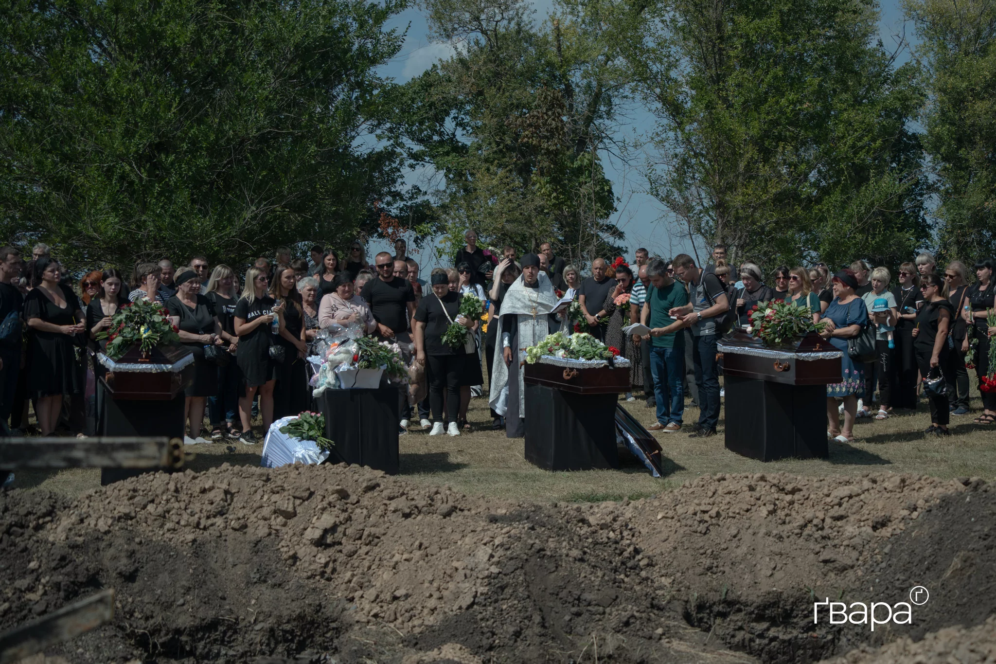 зображення до посту: У Харкові попрощалися із загиблою внаслідок обстрілу родиною — фото