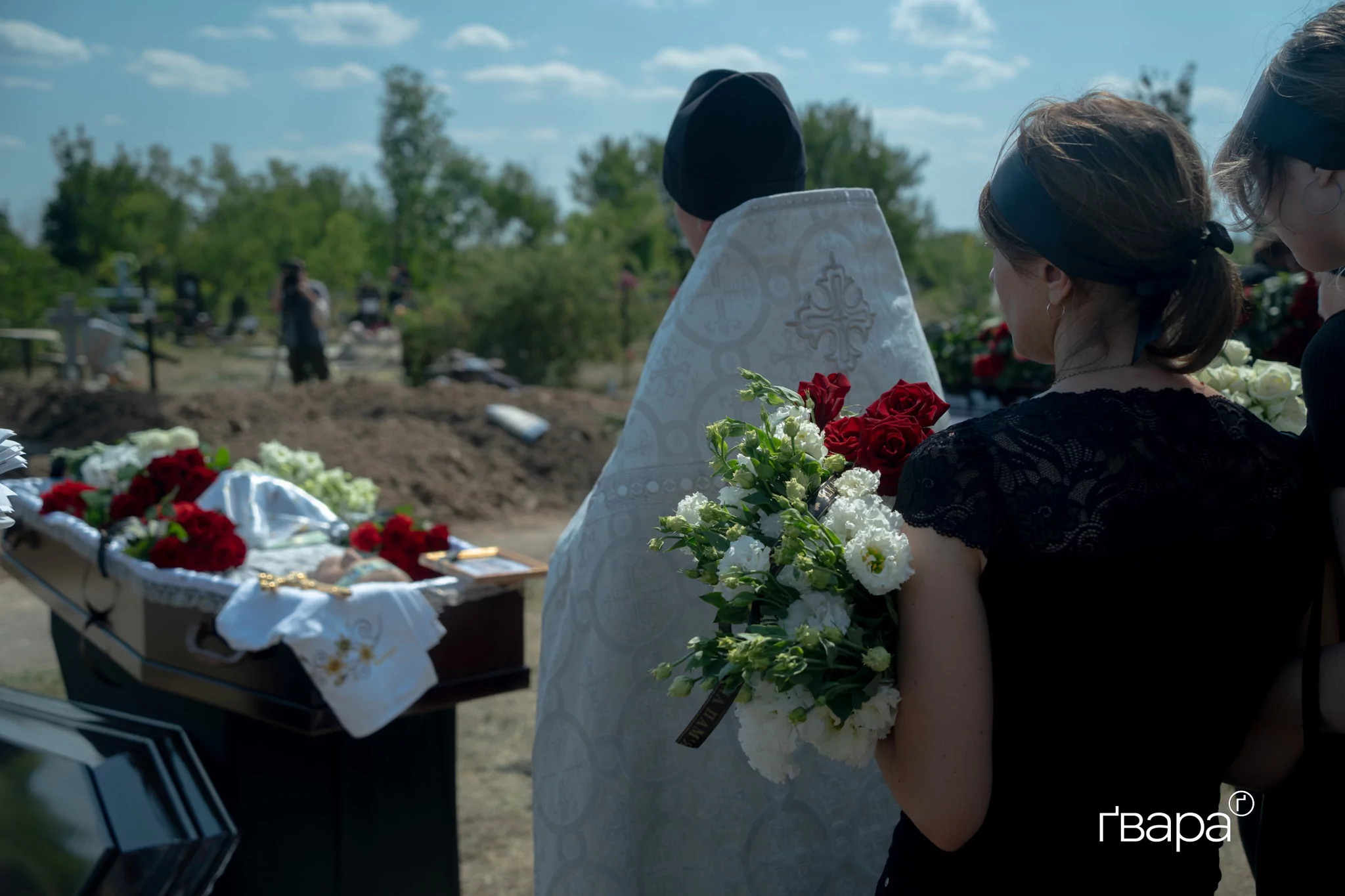 зображення до посту: У Харкові попрощалися із загиблою внаслідок обстрілу родиною — фото