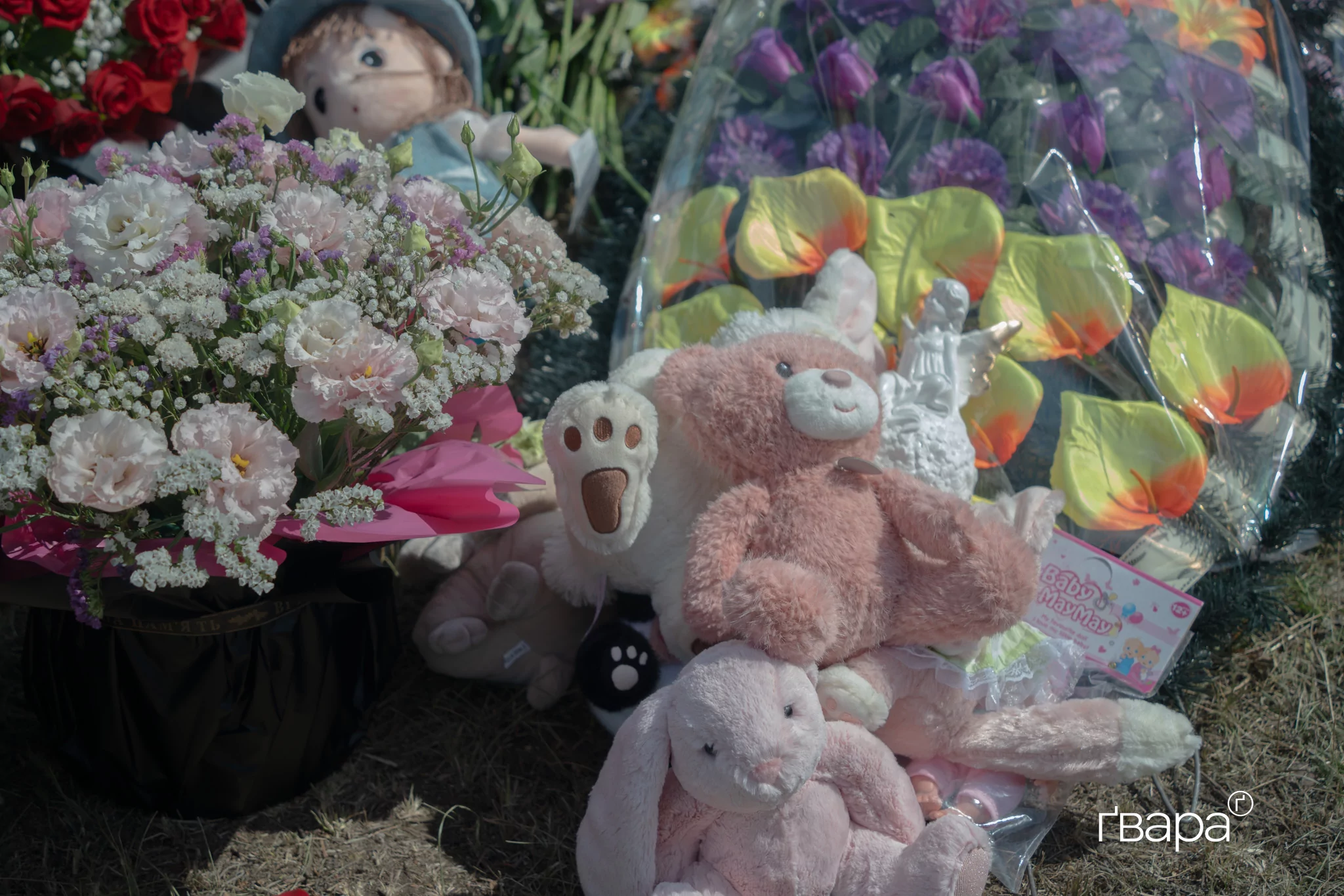 зображення до посту: У Харкові попрощалися із загиблою внаслідок обстрілу родиною — фото