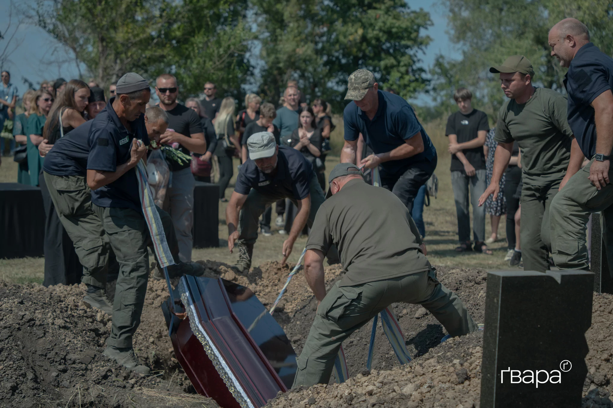 зображення до посту: У Харкові попрощалися із загиблою внаслідок обстрілу родиною — фото