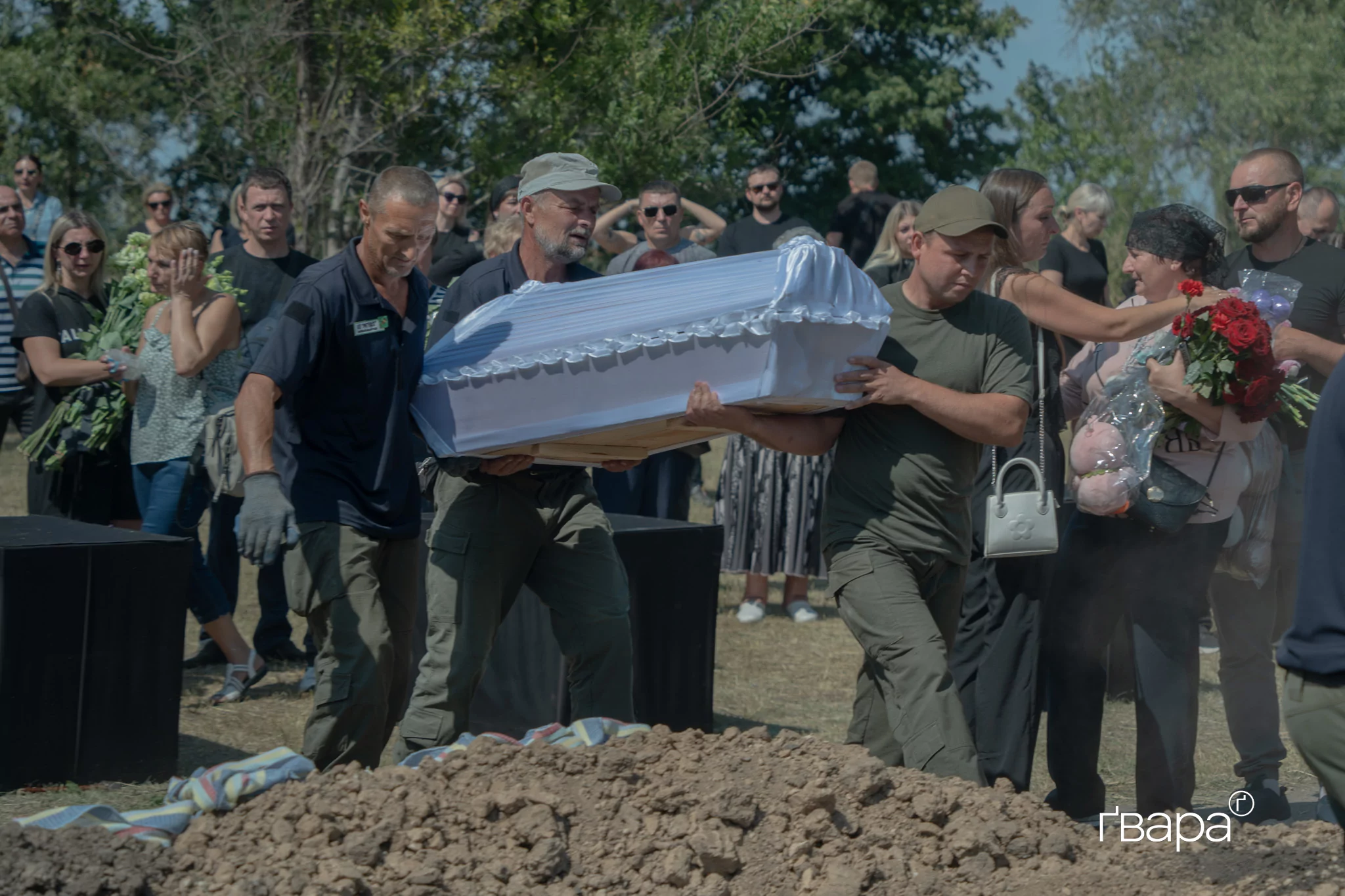 зображення до посту: У Харкові попрощалися із загиблою внаслідок обстрілу родиною — фото