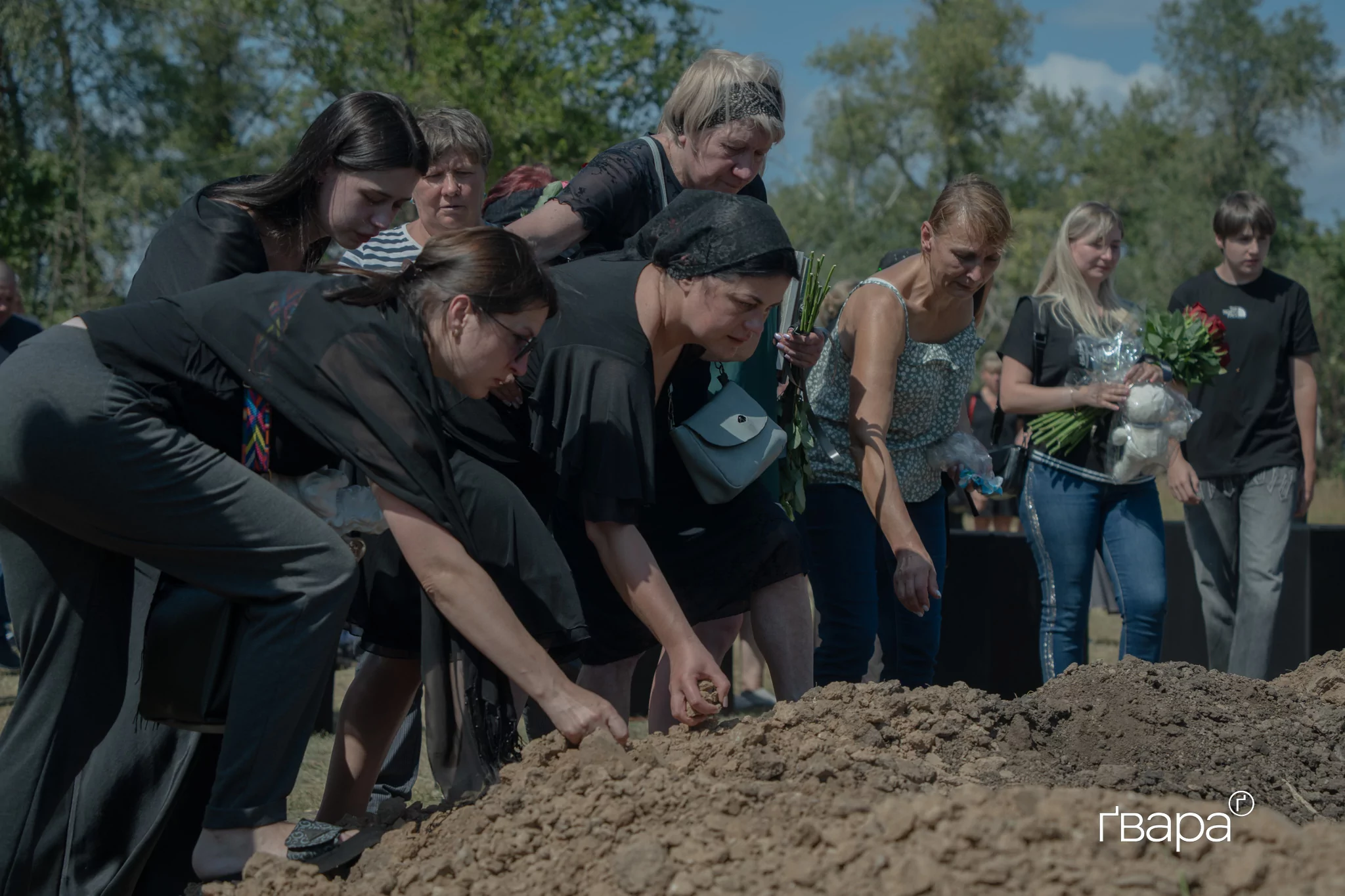 зображення до посту: У Харкові попрощалися із загиблою внаслідок обстрілу родиною — фото