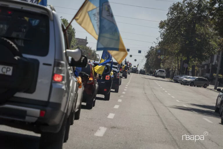 «Завдяки їм ми живемо і наша країна незалежна»: у Харкові відбувся автопробіг на День памʼяті захисників