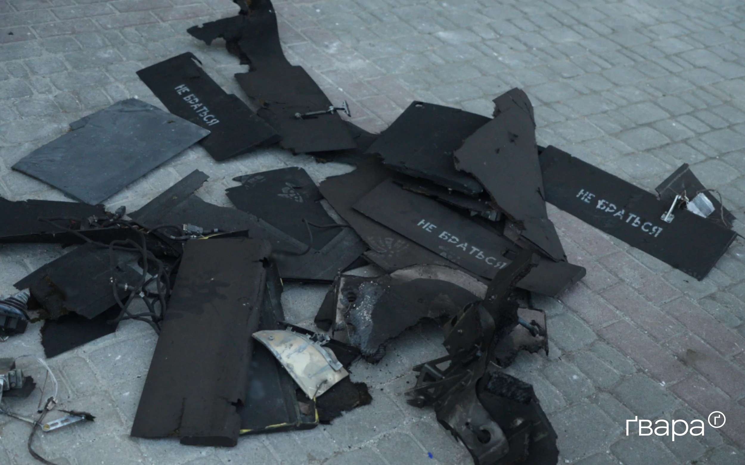 зображення до посту: На Лозівському залізничному вокзалі розбирають завали, спричинені обстрілами — фото