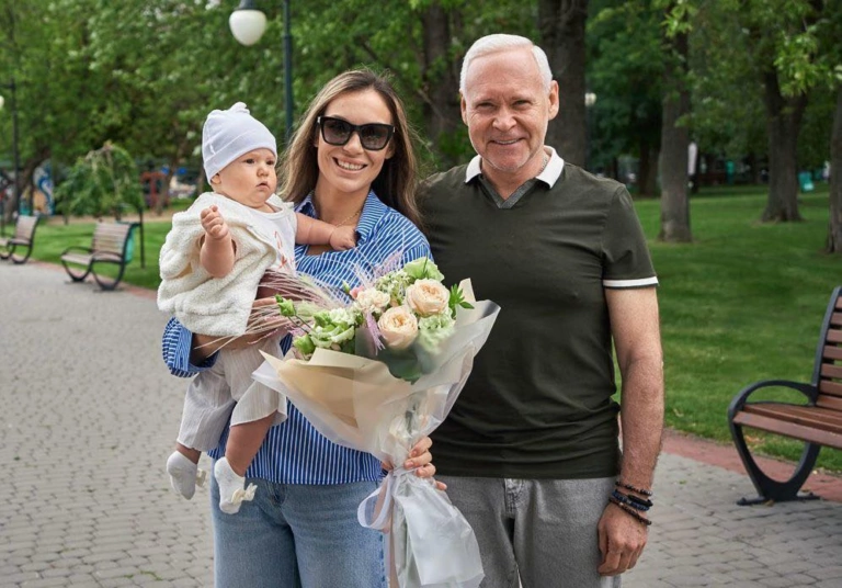 У Харкові дівчина стрибнула в озеро, щоб врятувати лебедя