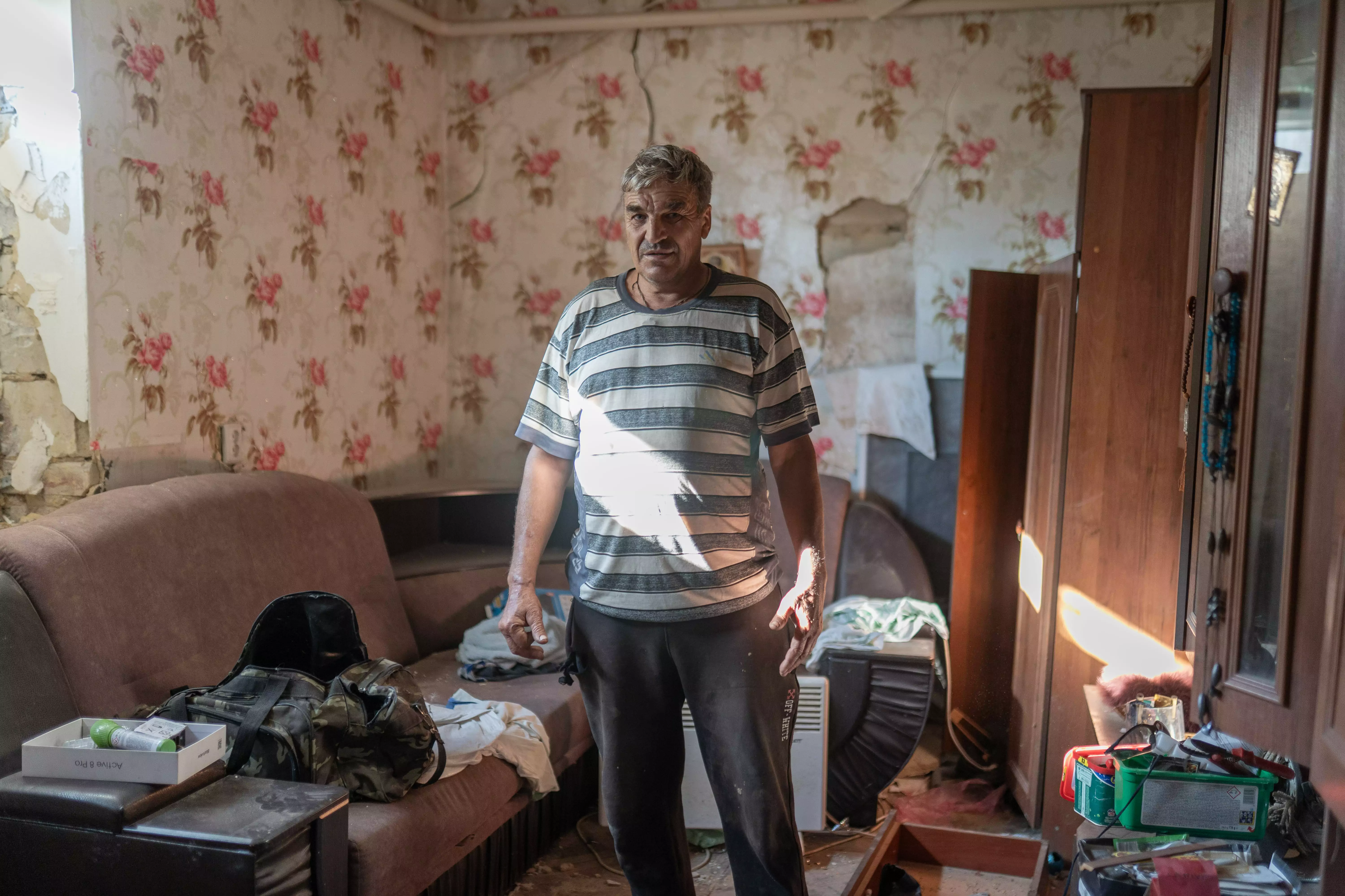 Viktor, the Starovorivka local, in his damaged apartment / Photo: Mykyta Kuznetsov, Gwara Media