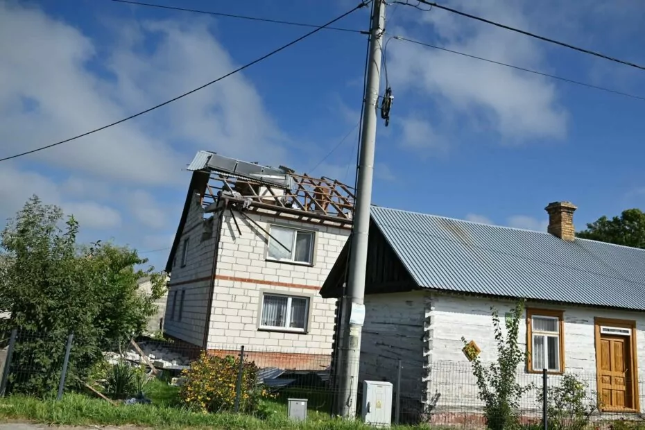 зображення до посту: Фейк. Зруйнований під час нальоту БпЛА будинок у Польщі насправді був пошкоджений негодою
