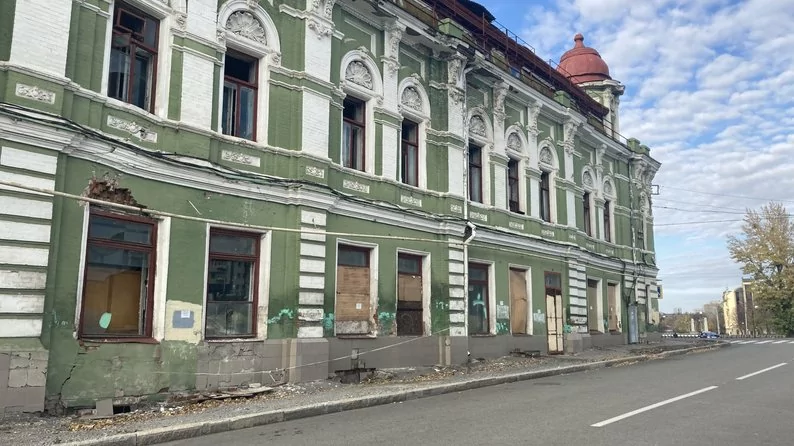 зображення до посту: Харківські пабліки винесли вирок «зеленому будинку». Розбираємося, чи справді його треба зносити