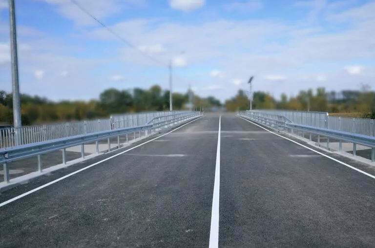 На Харківщині відбудували зруйнований від обстрілів міст