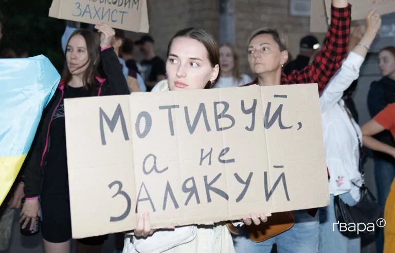 «Нам не байдуже на людей, що нас захищають»: харків’яни вийшли на акцію проти посилення покарання військовим — фото