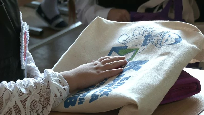 Шопер, що дарували школярам, з символікою політичної партії, 01.09.2020 Фото: Суспільне Харків