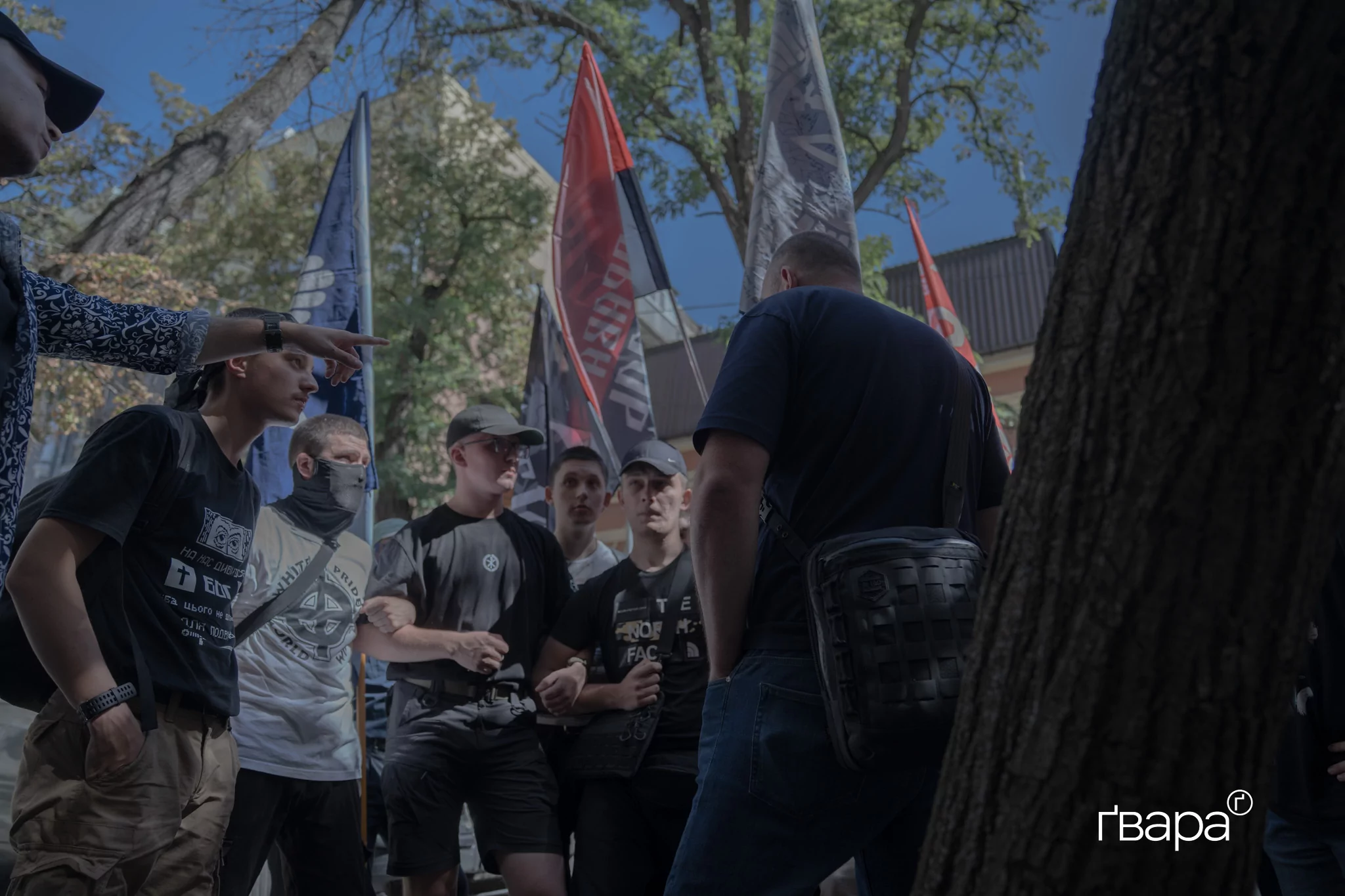 зображення до посту: Поліція перекриває вулицю, праві заявляють про гріх, а квір-спільнота вимагає поваги. ХарківПрайд у деталях