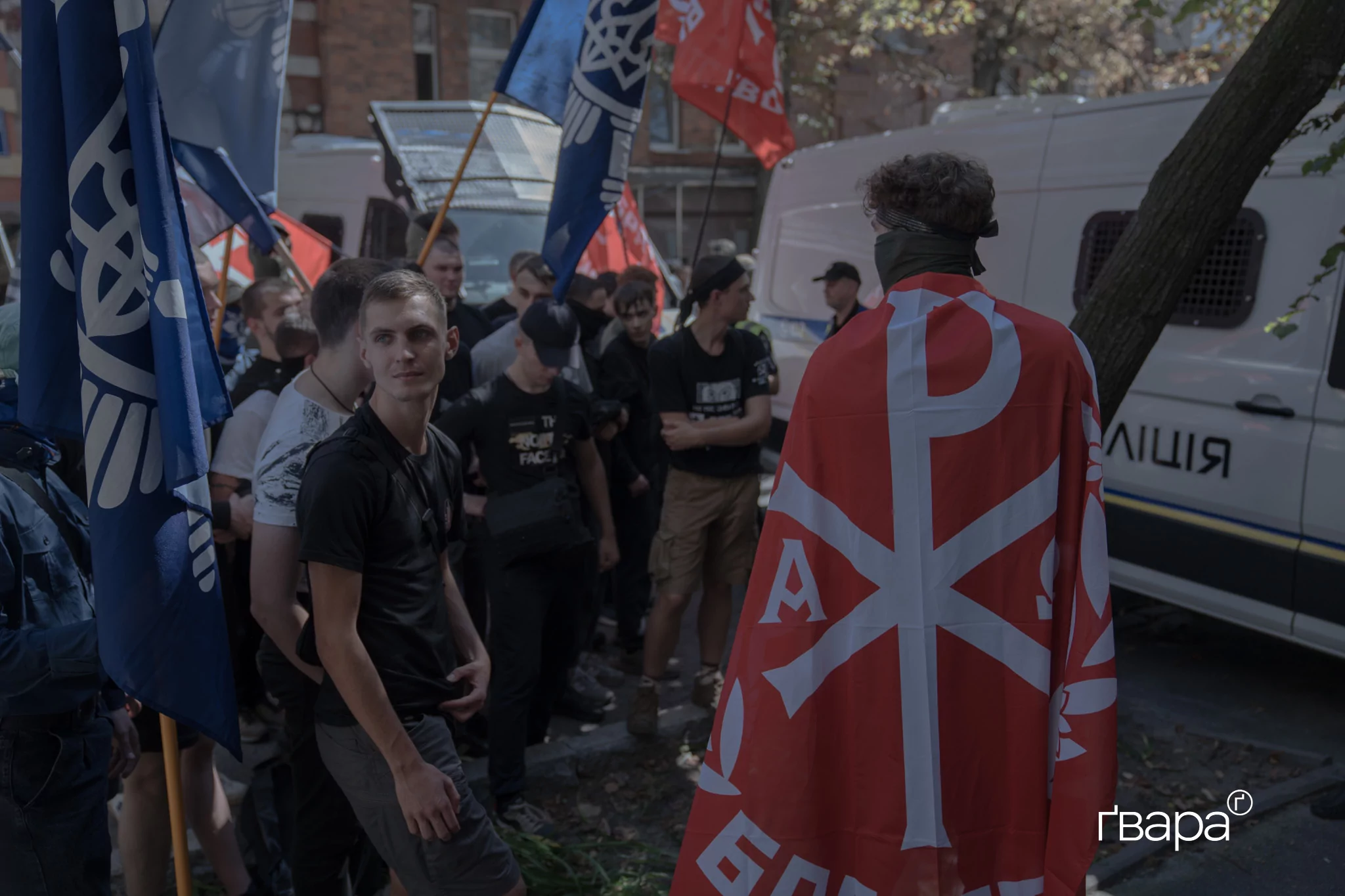 зображення до посту: Поліція перекриває вулицю, праві заявляють про гріх, а квір-спільнота вимагає поваги. ХарківПрайд у деталях