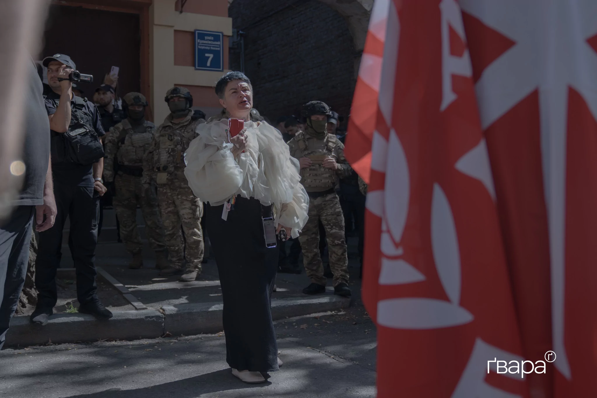 зображення до посту: Поліція перекриває вулицю, праві заявляють про гріх, а квір-спільнота вимагає поваги. ХарківПрайд у деталях