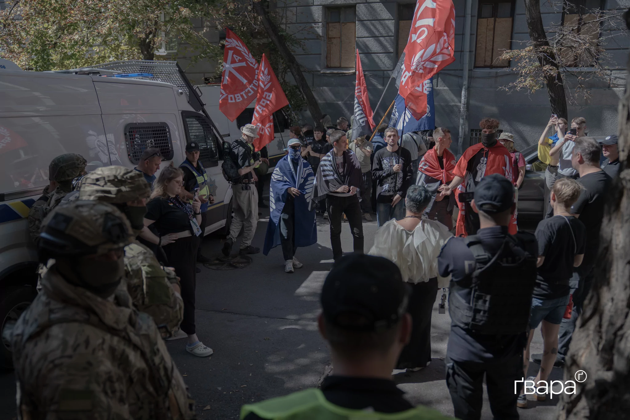зображення до посту: Поліція перекриває вулицю, праві заявляють про гріх, а квір-спільнота вимагає поваги. ХарківПрайд у деталях