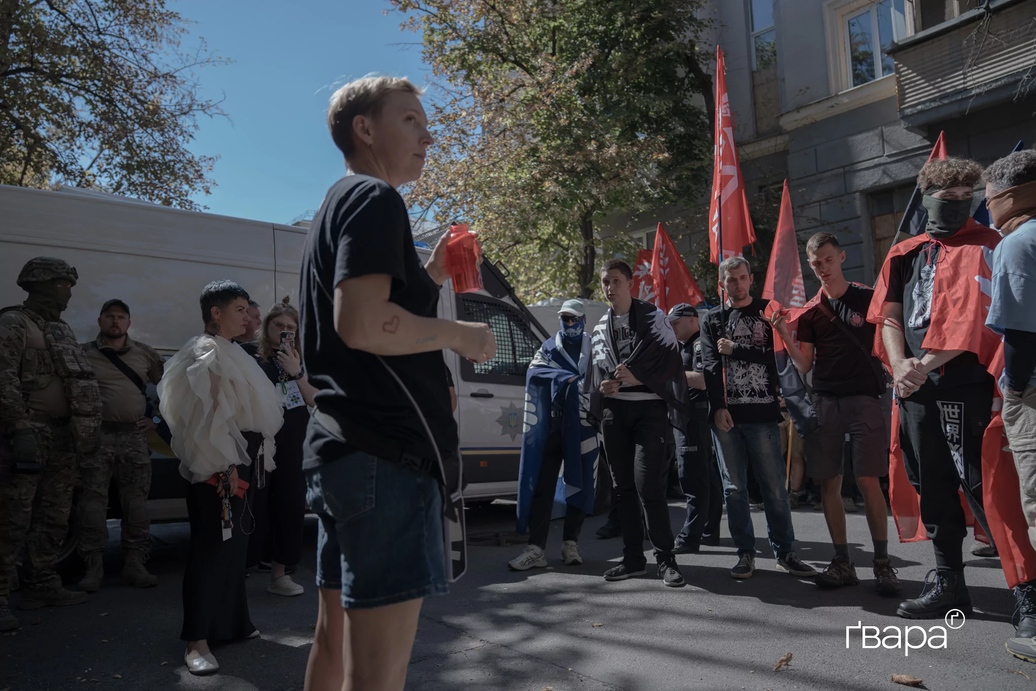 зображення до посту: Поліція перекриває вулицю, праві заявляють про гріх, а квір-спільнота вимагає поваги. ХарківПрайд у деталях