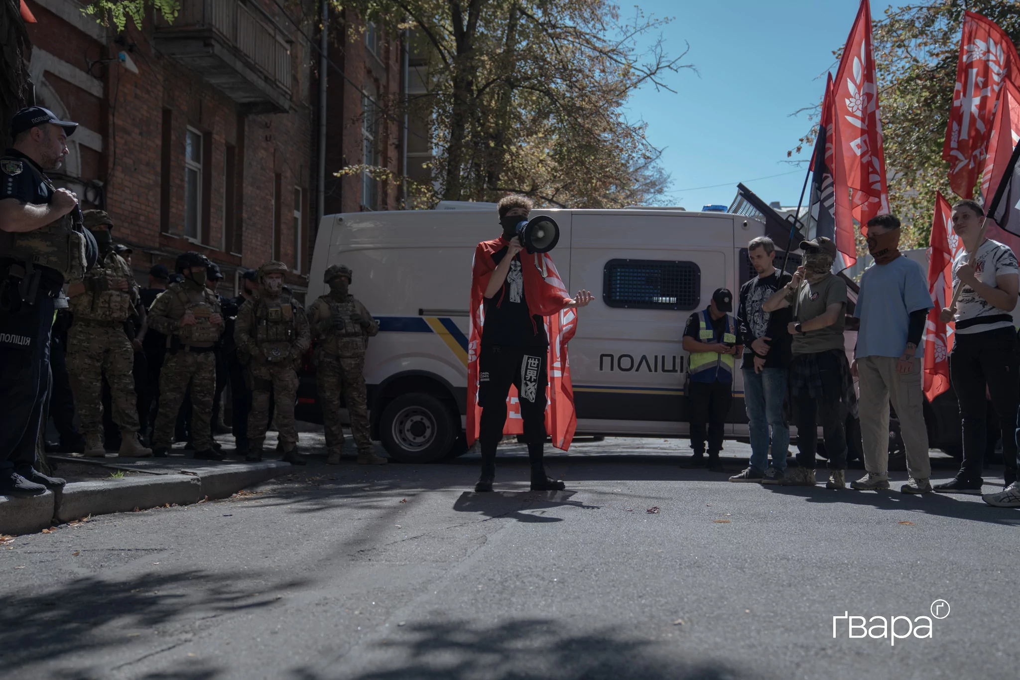 зображення до посту: Поліція перекриває вулицю, праві заявляють про гріх, а квір-спільнота вимагає поваги. ХарківПрайд у деталях