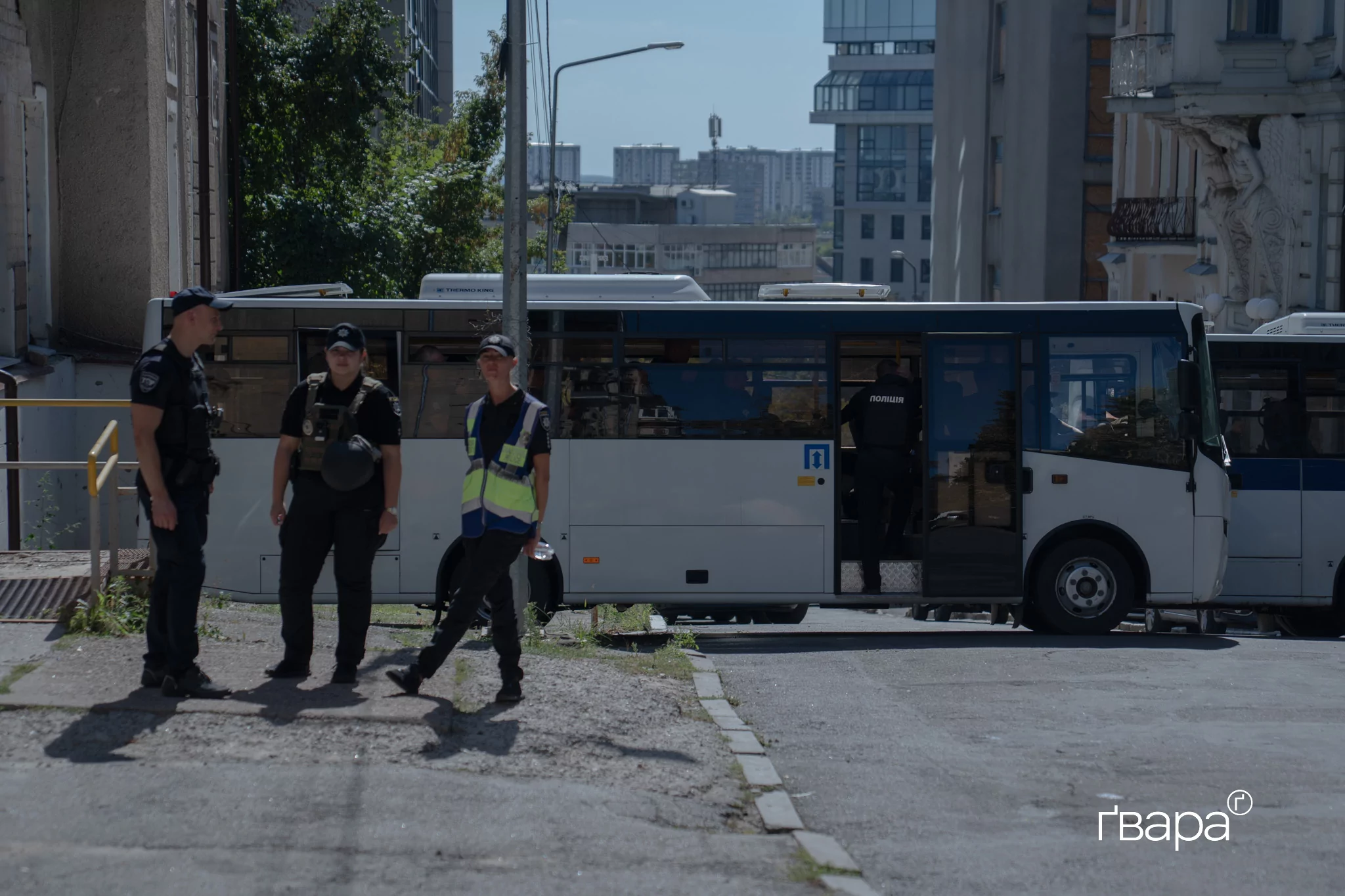 зображення до посту: Поліція перекриває вулицю, праві заявляють про гріх, а квір-спільнота вимагає поваги. ХарківПрайд у деталях